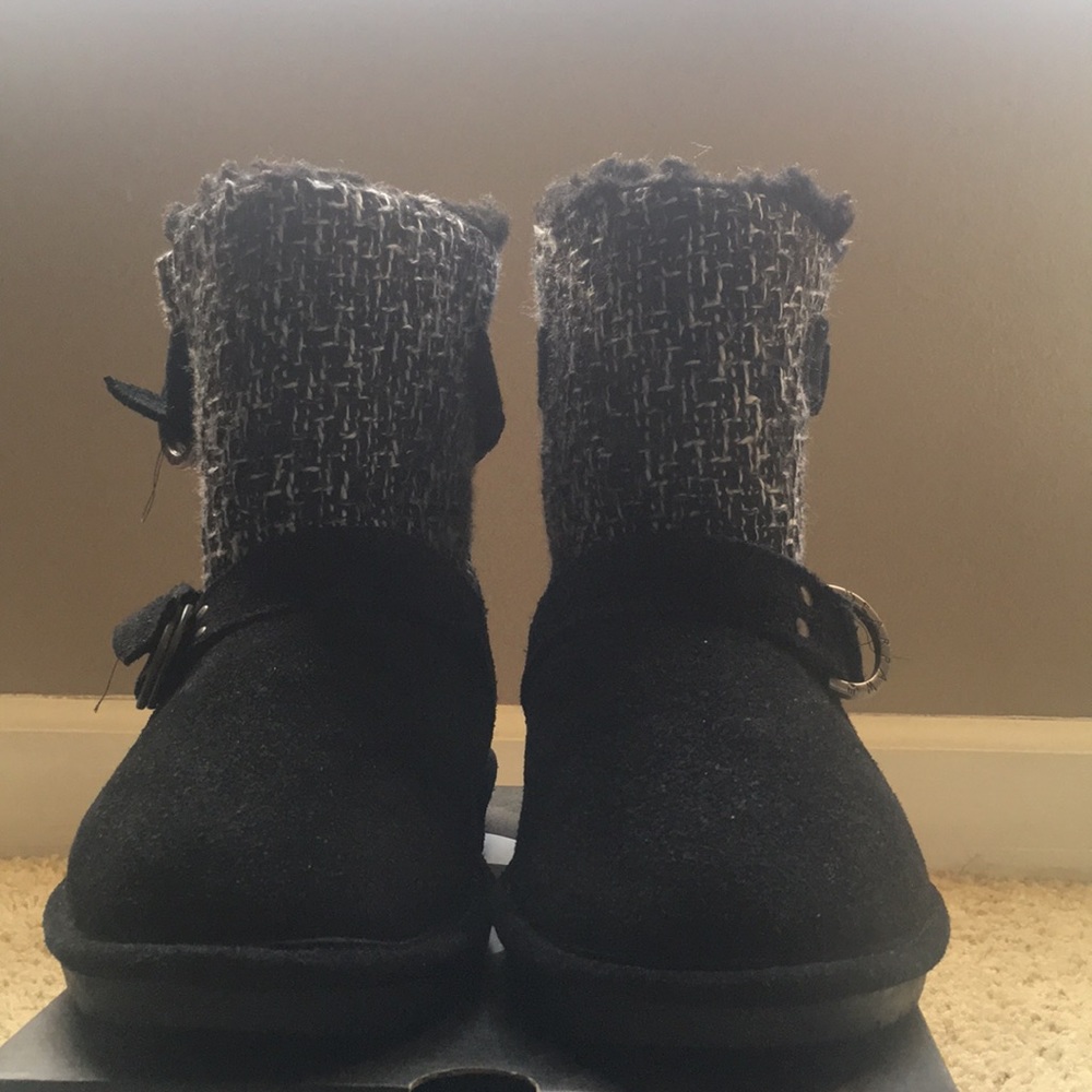 Bear-paw women “size 8”  it’s wool blend lining , color black & white🙂